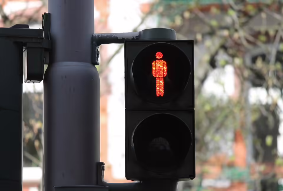 Alkolenker prallt gegen Ampelanlage – Tochter verletzt