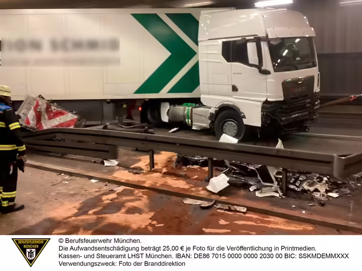 Aufwendige Lkw-Bergung blockiert Heckenstallertunnel stundenlang!