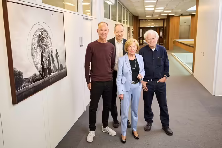 Bertelsmann eröffnet beeindruckende Jim Rakete-Ausstellung in Gütersloh!