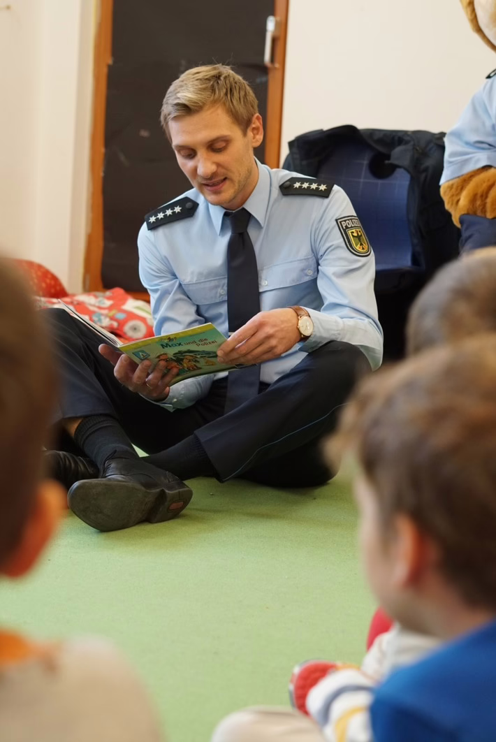 Bundespolizei Stuttgart begeistert 2.300 Kinder beim Vorlesetag!