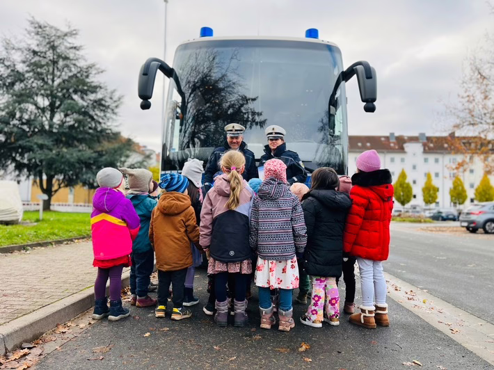 Bundespolizei zaubert Lesefreude: Vorlesen für 1000 Kinder in Norddeutschland!