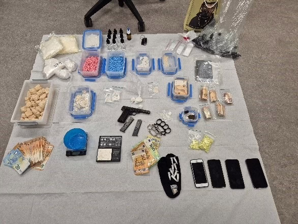 Drogenrazzia in Mülheim: Scharfe Waffen und Kilos an Drogen sichergestellt!