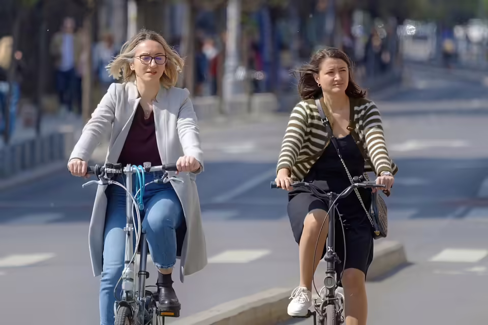 E-Bike-Unfall auf Radweg: Frau schwer verletzt, Mann betroffen