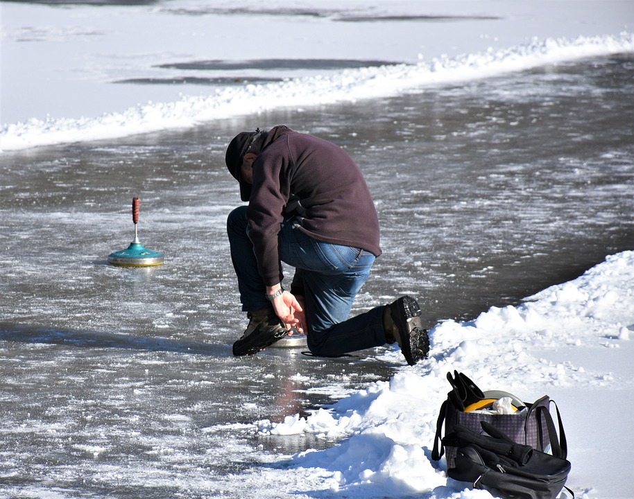 Eisstockschießen in Haslach: Spaß auf der Kunsteisbahn ab 15. November!