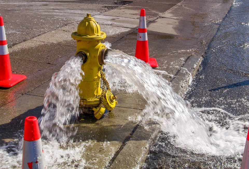 Elektroauto-Unfall in Spittal: Hydrant und Gartenmauer beschädigt