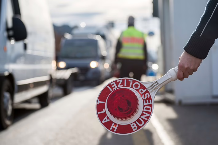 Elf Migranten nach Schleusung bei Waidhaus festgenommen – Polizei schlägt zu!