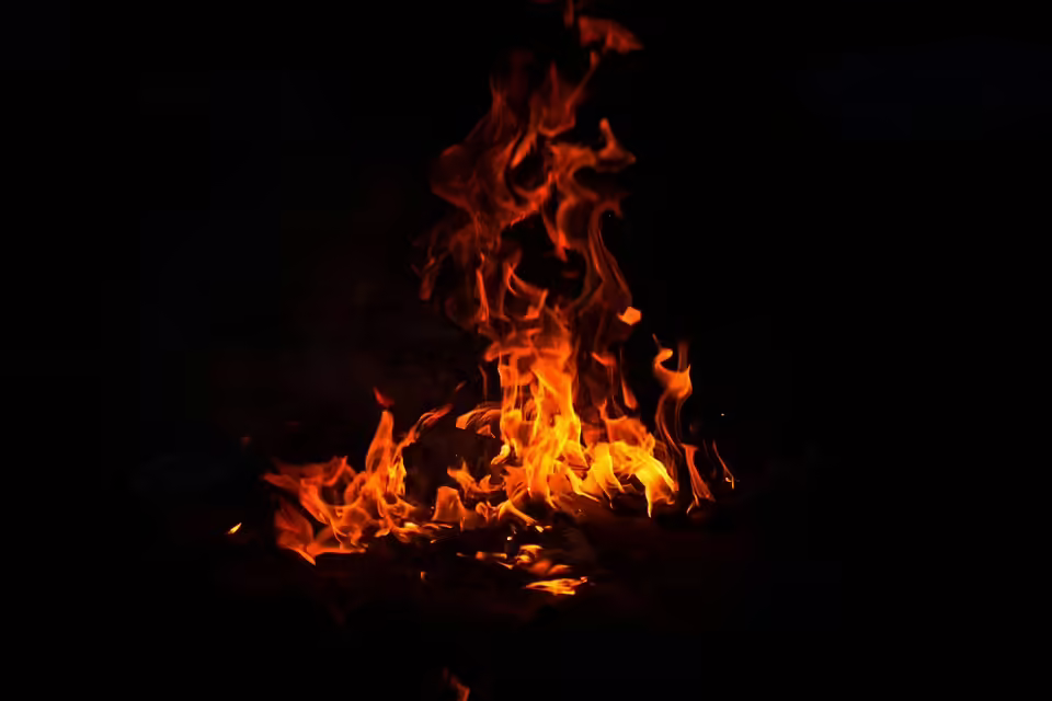 Feuer in Reutte: Bewohner und Feuerwehrmann verletzt