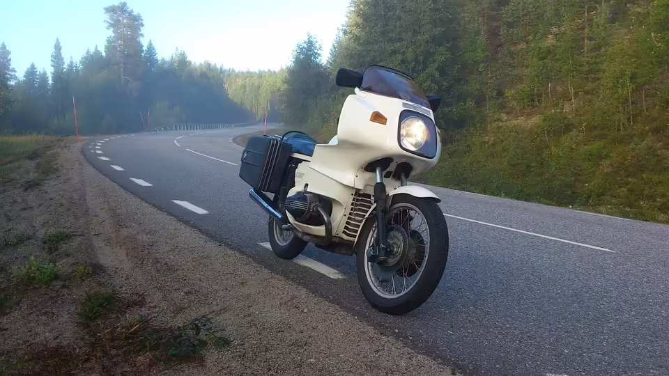 Frontalzusammenstoß auf der B100: Drei Verletzte nach Schleuderunfall