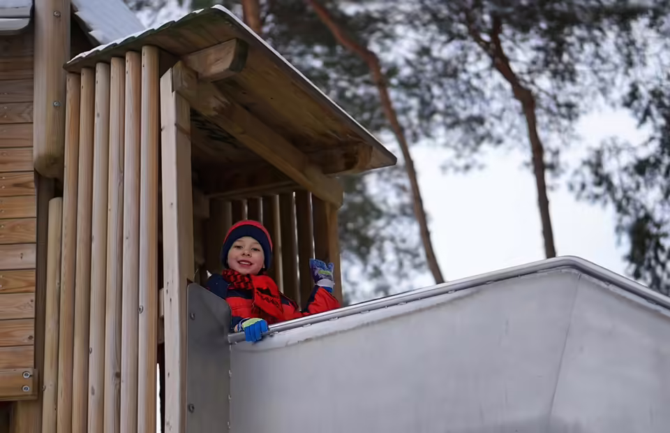 Kindern mit Messer bedroht: Verdächtiger legt Brand in Wohnhaus