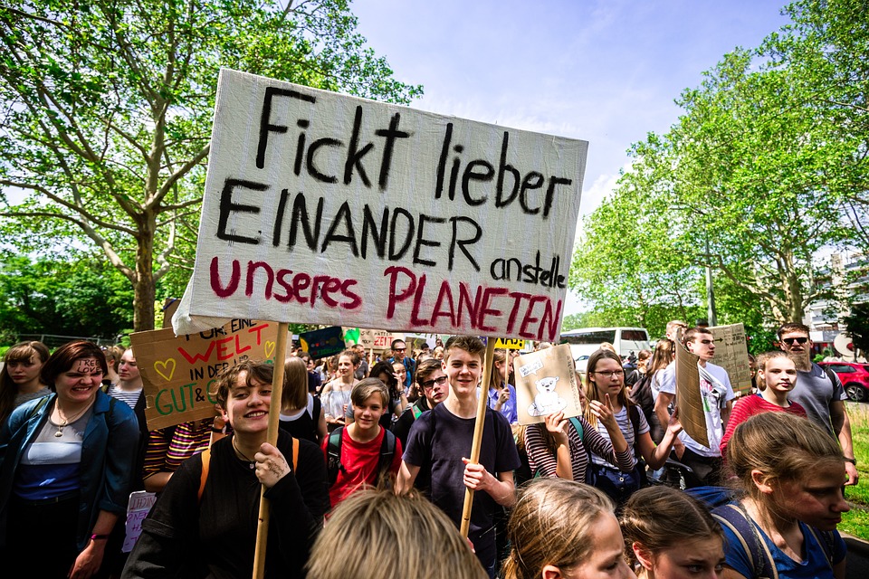 Klimaprotest in Hernals: Aktivisten lassen Luft aus 94 SUVs