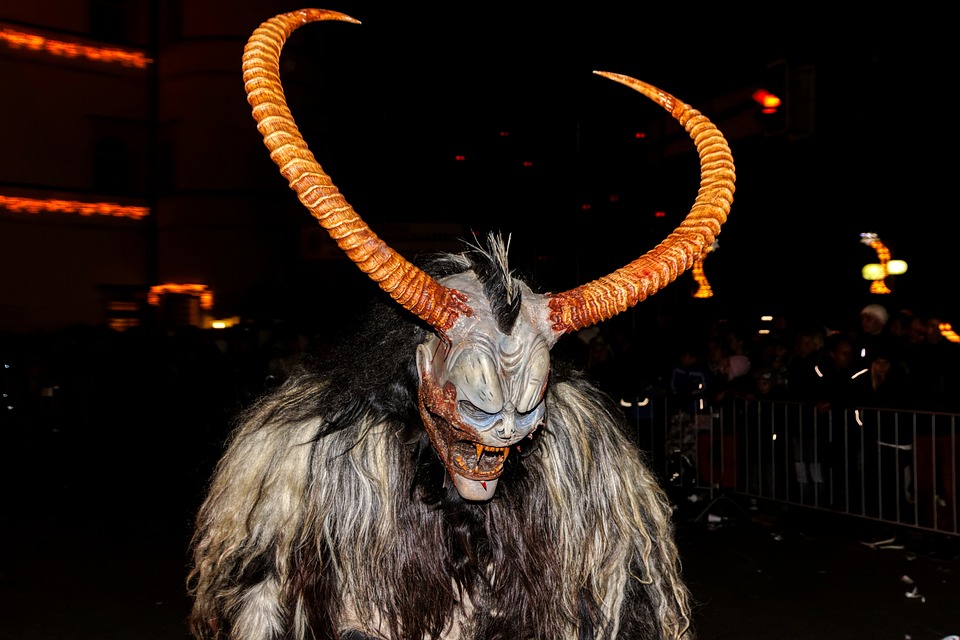 Krampus und Perchten: Traditionelles Spektakel in Traisen
