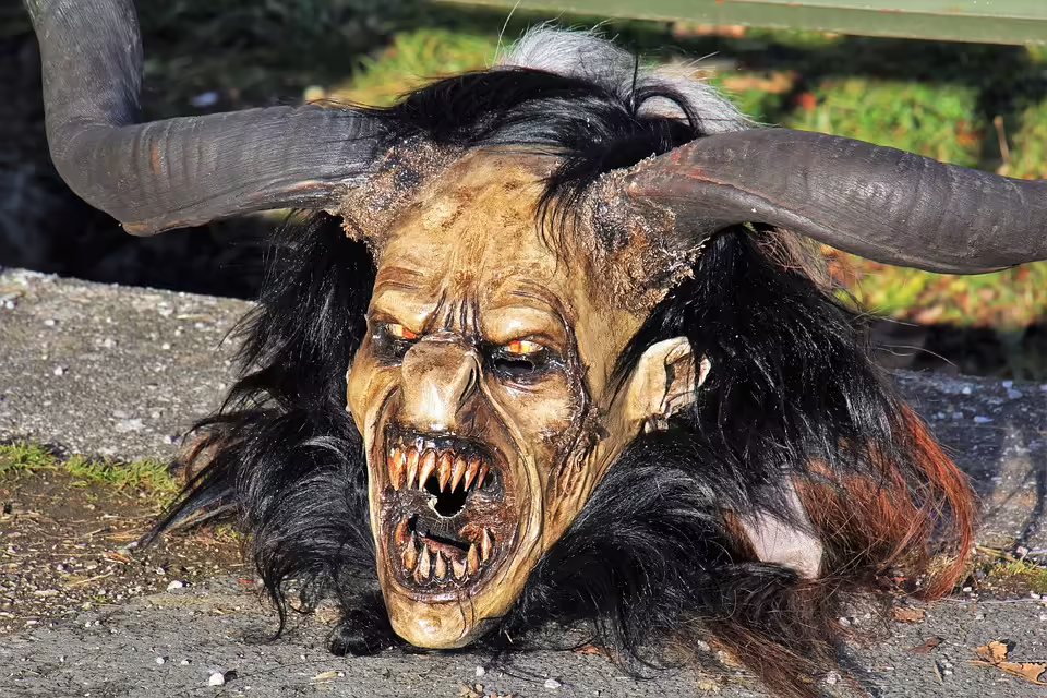 Krampusse und Perchten: Kunstvolle Masken in Hallein entdecken
