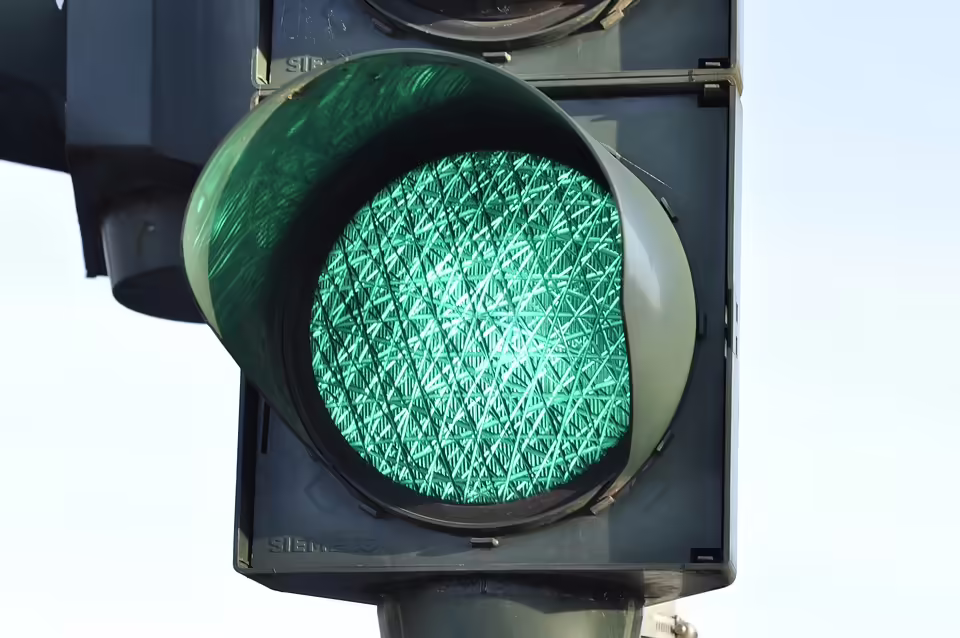 Kreuzungsunfall in Allhaming: Autofahrerin ignoriert rote Ampel