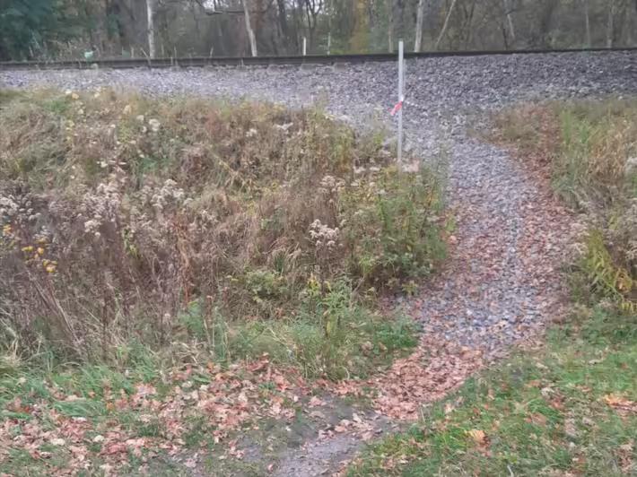 Lebensgefährliche Abkürzung: Fußgänger überqueren Gleise in Bad Bentheim!