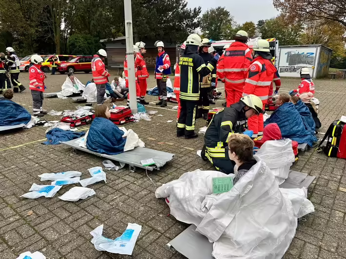 Mülheim: Feuerwehr zeigt Spitzenleistung bei großem MANV-Einsatz!