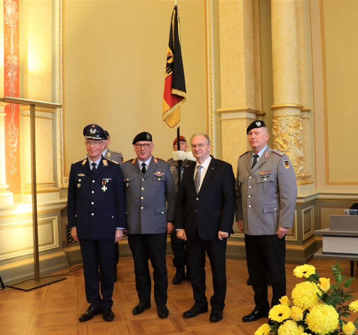Neuer Kommandeur in Sachsen-Anhalt: Übergabe der Truppenfahne gefeiert!