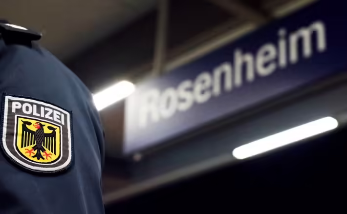 Nigerianer ohne Fahrkarte in Rosenheim festgenommen: Gefängnisdrohung!