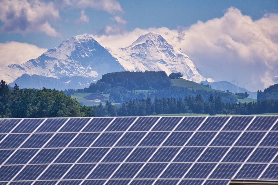 Österreichs Energiewende: Freiflächen-PV als Schlüssel zur Klimazukunft