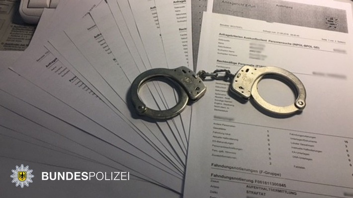 Opfer des Angriffs sitzt im Gefängnis – 48-Jähriger zur Fahndung!