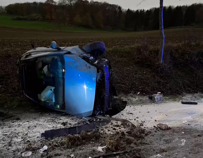 Polizei entdeckt Unfallauto auf K50: Fahrer mit Glück im Unglück!