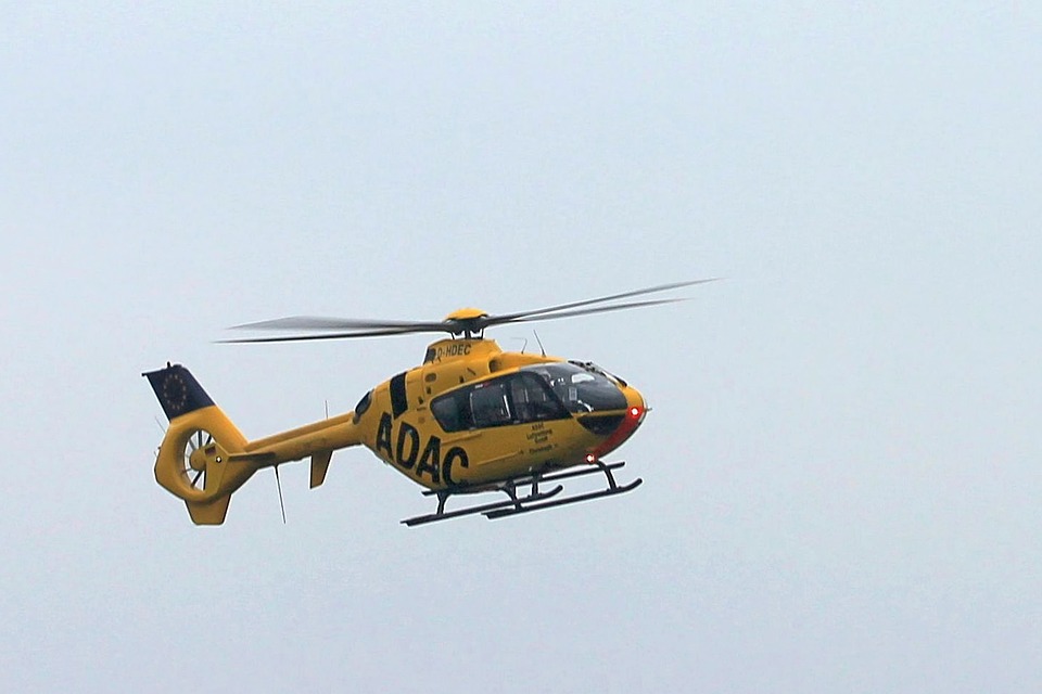 Schwerer Unfall auf Flughafenstraße: Rettungshubschrauber im Einsatz