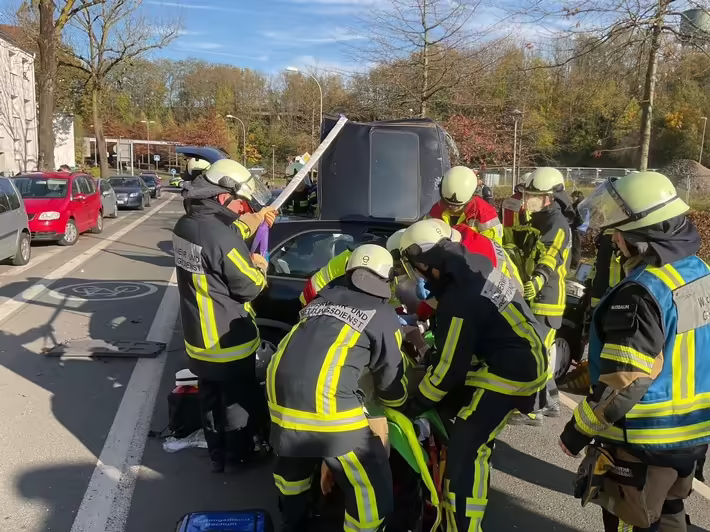 Schwerer Unfall in Bochum-Hamme: Zwei Verletzte bei dramatischer Rettung!