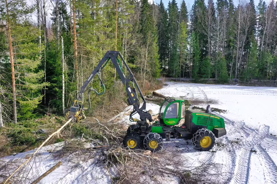 Schwerer Unfall in Wolfsberg: Forstmaschine stürzt 30 Meter ab