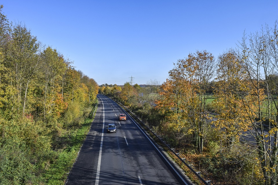 Schwerer Verkehrsunfall auf LB 41: 77-Jähriger im Pkw eingeklemmt