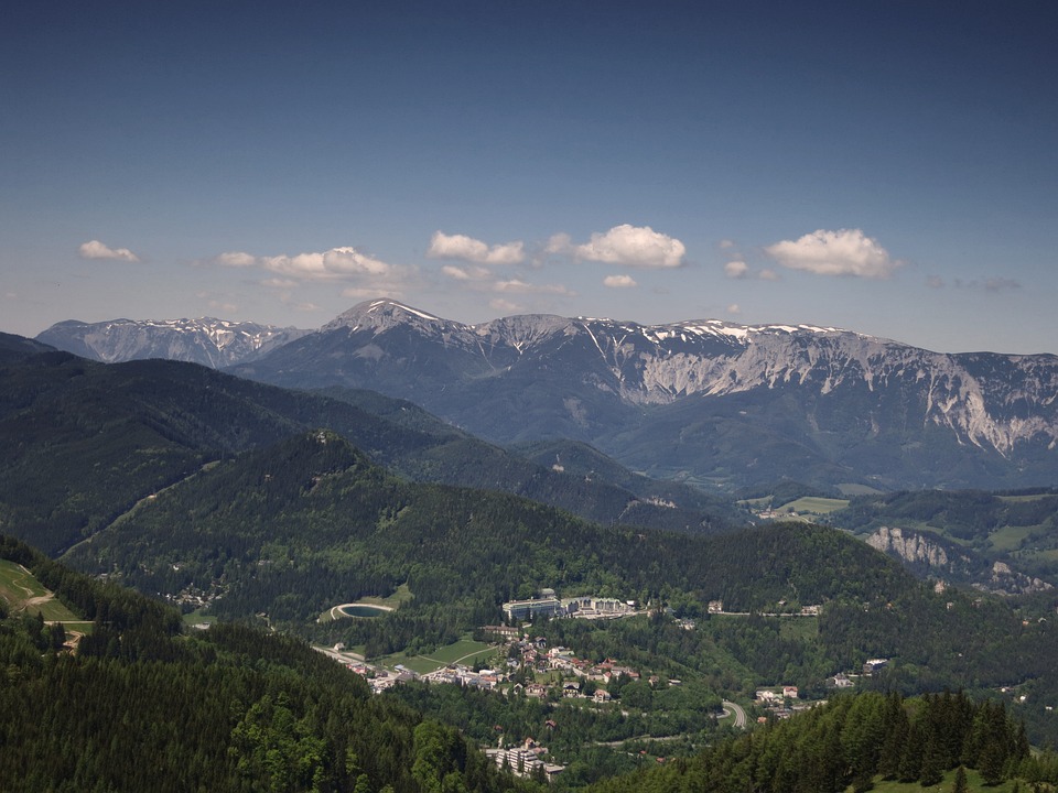Südbahnhotel Semmering: 20.000 Euro aus Manker-Requisiten für den guten Zweck