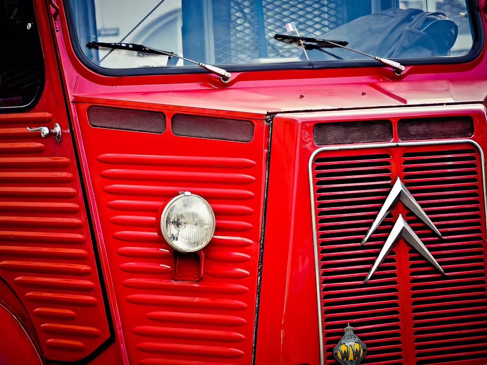 Transporter droht in Radstadt von Böschung zu stürzen – Feuerwehr im Einsatz