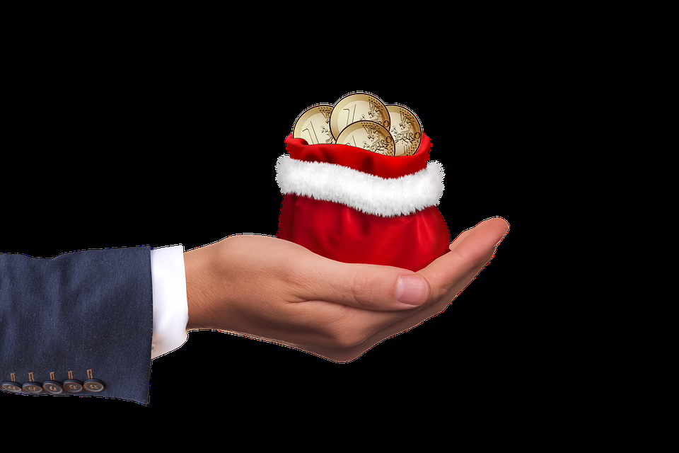 Weihnachtsgeld: So viel bleibt nach Steuern und Abgaben übrig!