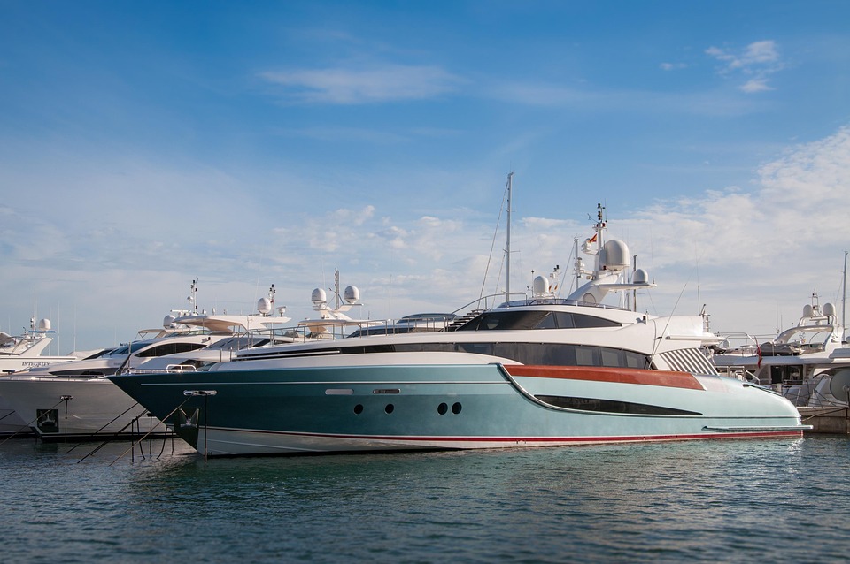 Bayesian Superyacht aus dem Meeresboden gehoben