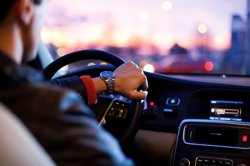 21-Jähriger fährt ohne Führerschein mit 9 ungesicherten Kindern!