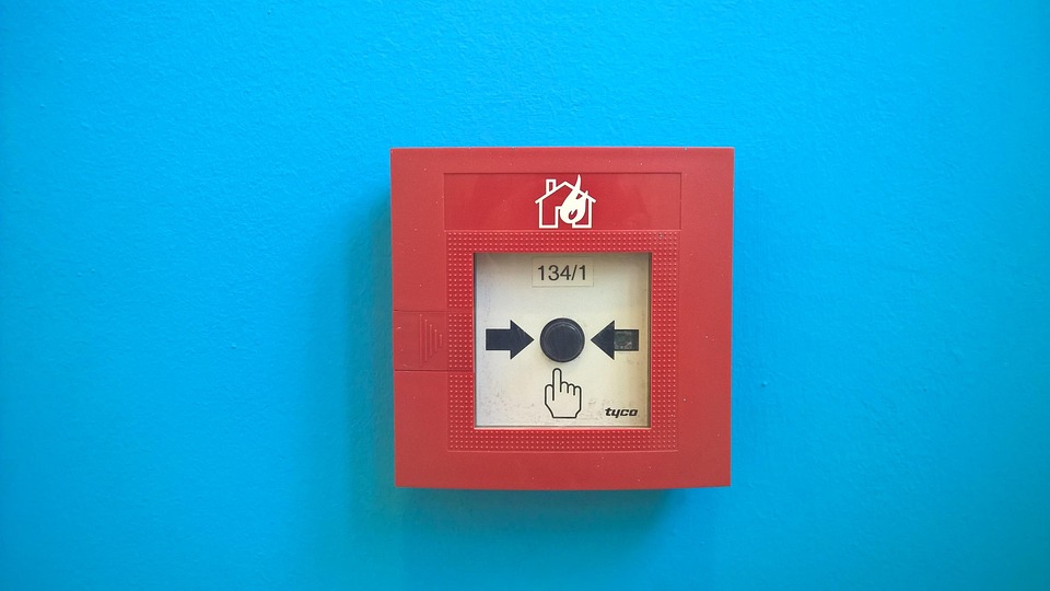 Brandmelder schlägt Alarm – Feuerwehr im Einsatz bei Verkehrsunfall!