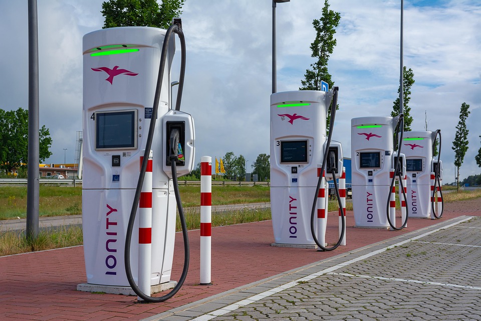 Elektroautos schlagen Luxusmodelle: ADAC-Test offenbart Überraschungen!