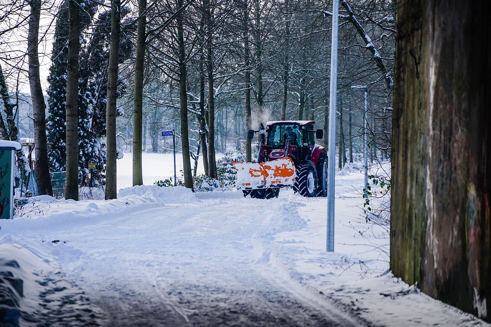 Schneepflug kracht in Kremsmünster: Autofahrer verletzt und stationär!