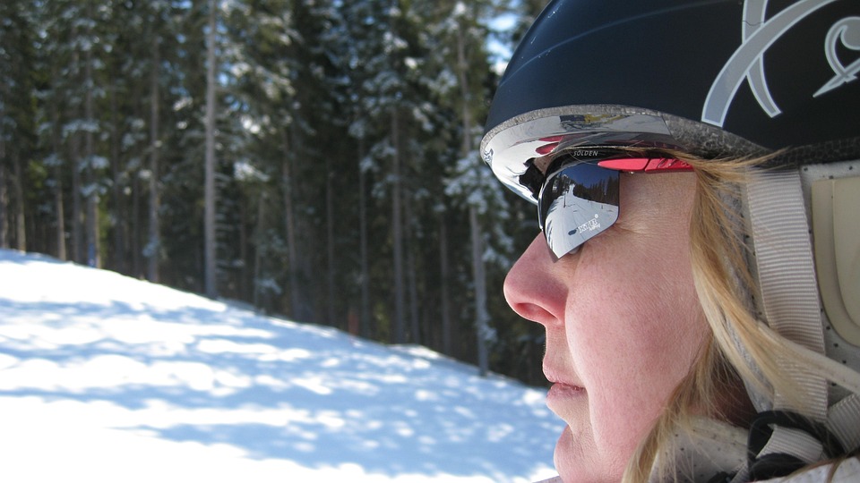 Skifahrerin in Tirol von Kind erfasst – Polizei bittet um Zeugenmeldungen!