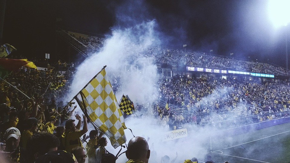 Brutale Stadionattacke: Mann hilft Fan und wird schwer verletzt!