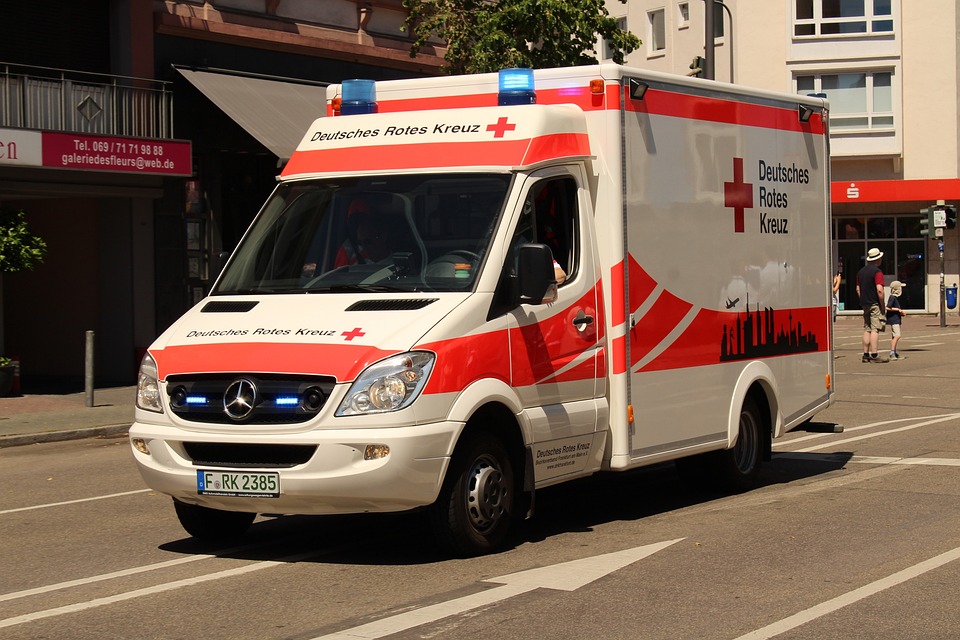 Rettungswagen und Pkw prallen zusammen – Vier Verletzte in Dresden!