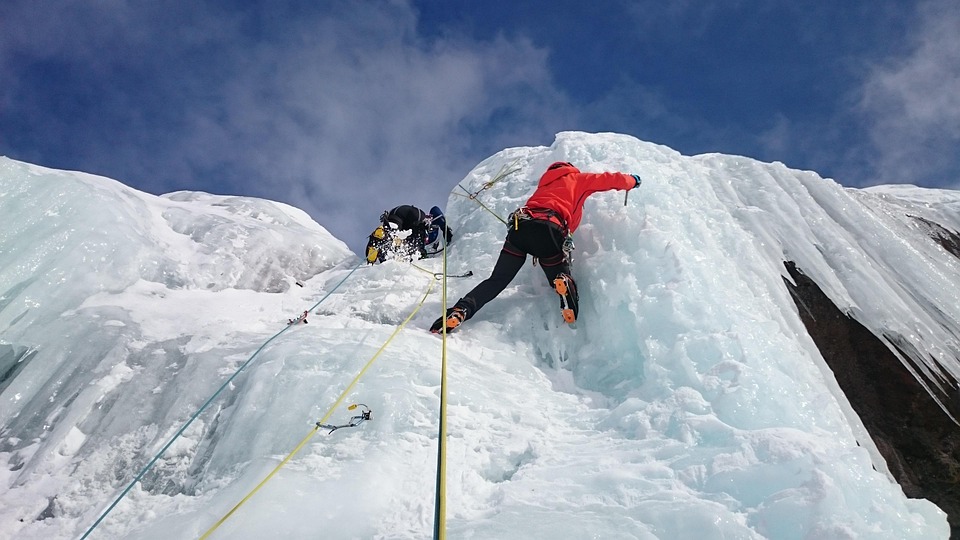 Schock beim Eisklettern: Frau stürzt 70 Meter am Klockelefall!