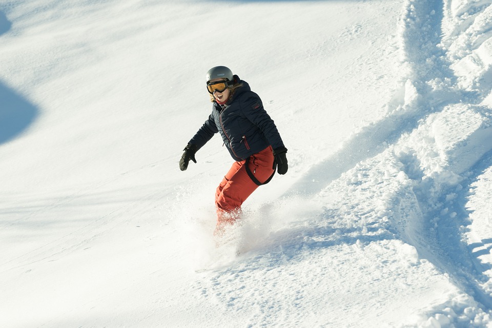 Snowboarder flüchtet nach Unfall – Polizei sucht Zeugen in Kals!