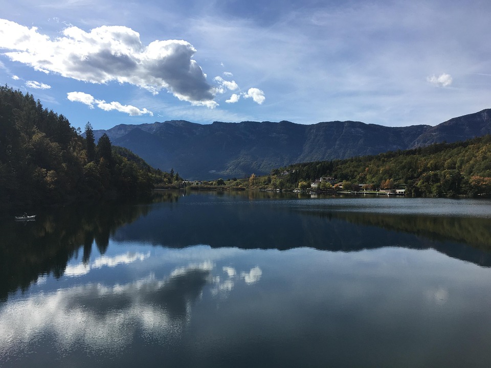 Zwei Kinder bei Rodelunfällen in Tirol verletzt – Polizei sucht Zeugen!